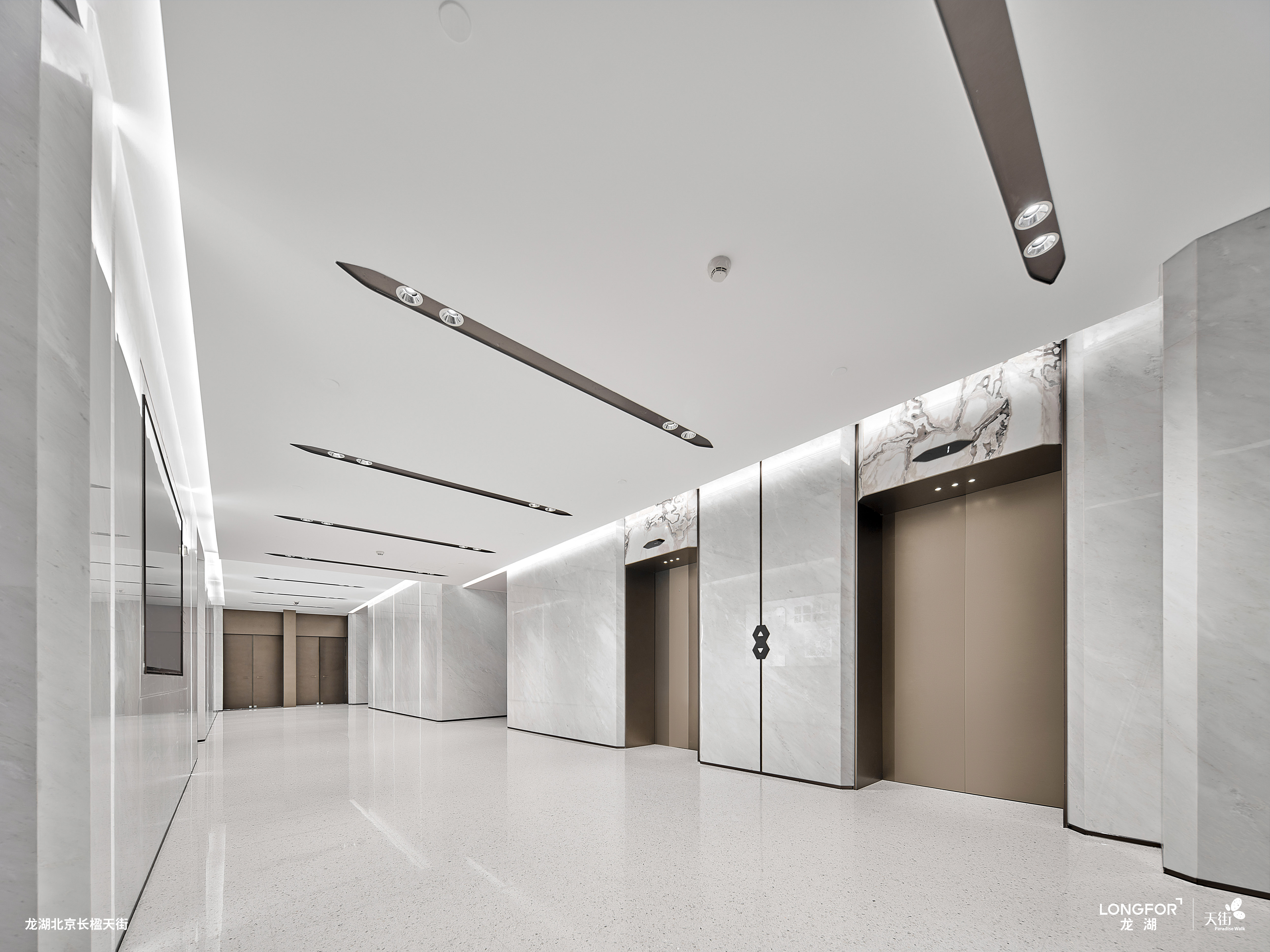 现代购物中心内部多层结构，透明玻璃天窗顶棚和扶梯连接各楼层。